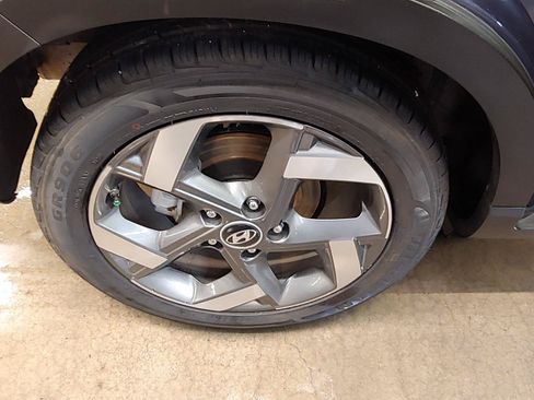 Used 2022 Hyundai Venue Limited FWD image 32