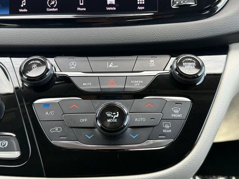 Used 2022 Chrysler Pacifica Touring-L FWD image 17