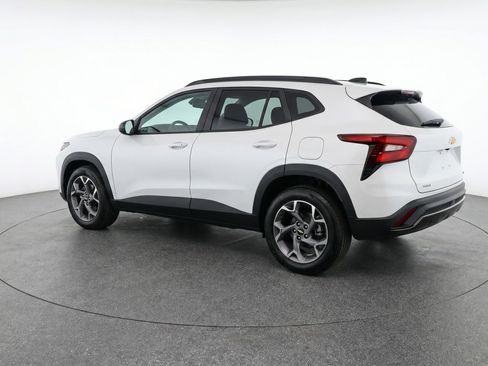 Used 2025 Chevrolet Trax LT w/ LT Convenience Package FWD image 6