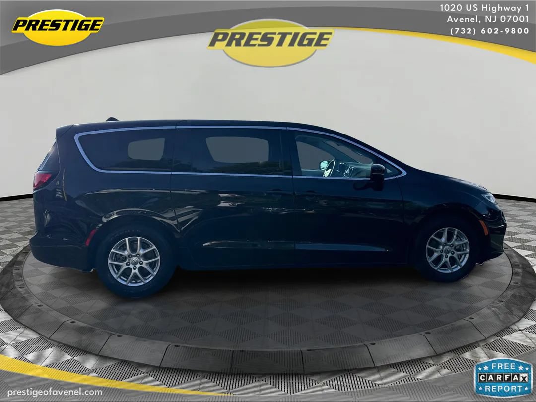 Used 2023 Chrysler Pacifica Touring-L FWD image 4