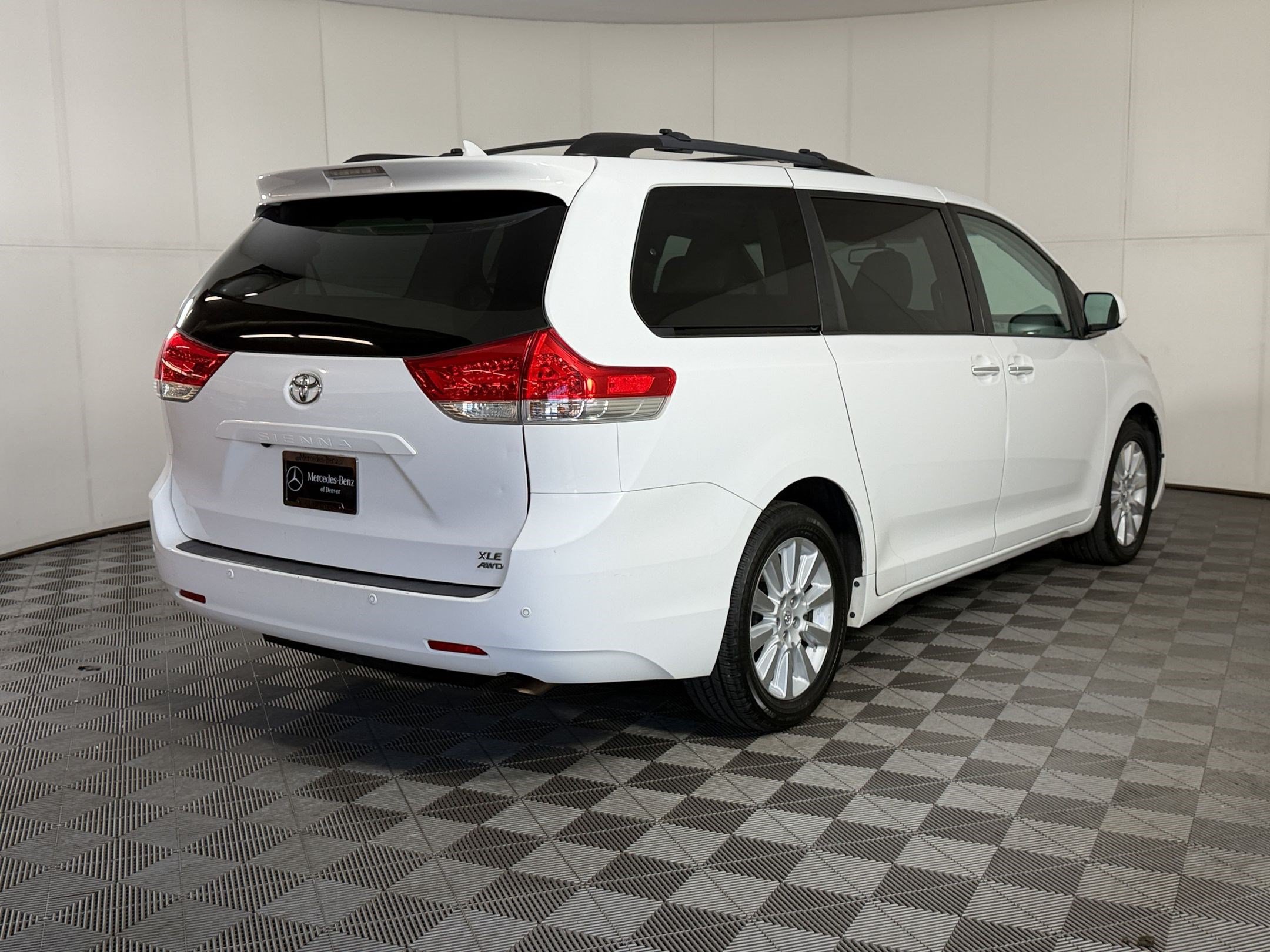 Used 2013 Toyota Sienna XLE w/ Premium Pkg AWD/4WD image 9