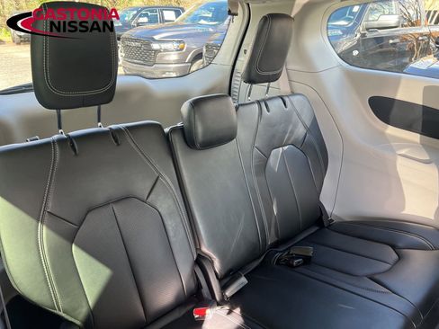 Used 2024 Chrysler Pacifica Limited FWD image 23