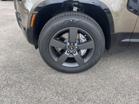 Used 2025 Land Rover Defender 110 X-Dynamic SE image 10