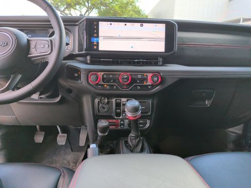 Used 2025 Jeep Wrangler Unlimited Rubicon AWD/4WD image 29