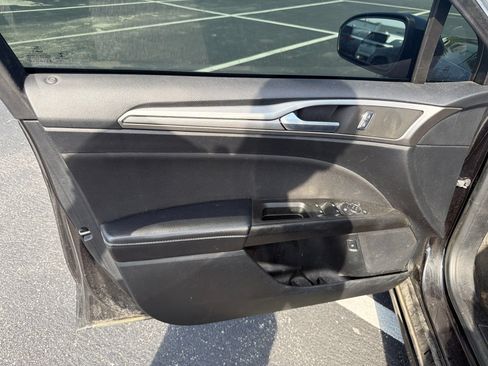 Used 2019 Ford Fusion SE FWD image 11