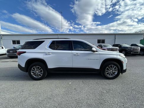 Used 2023 Chevrolet Traverse LT image 2