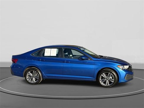 Used 2023 Volkswagen Jetta SE w/ Panoramic Sunroof Package image 3