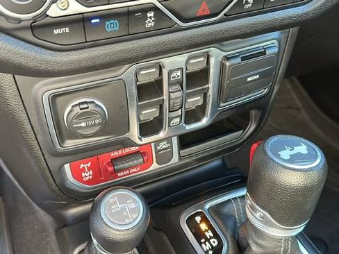 Used 2024 Jeep Wrangler Unlimited image 19