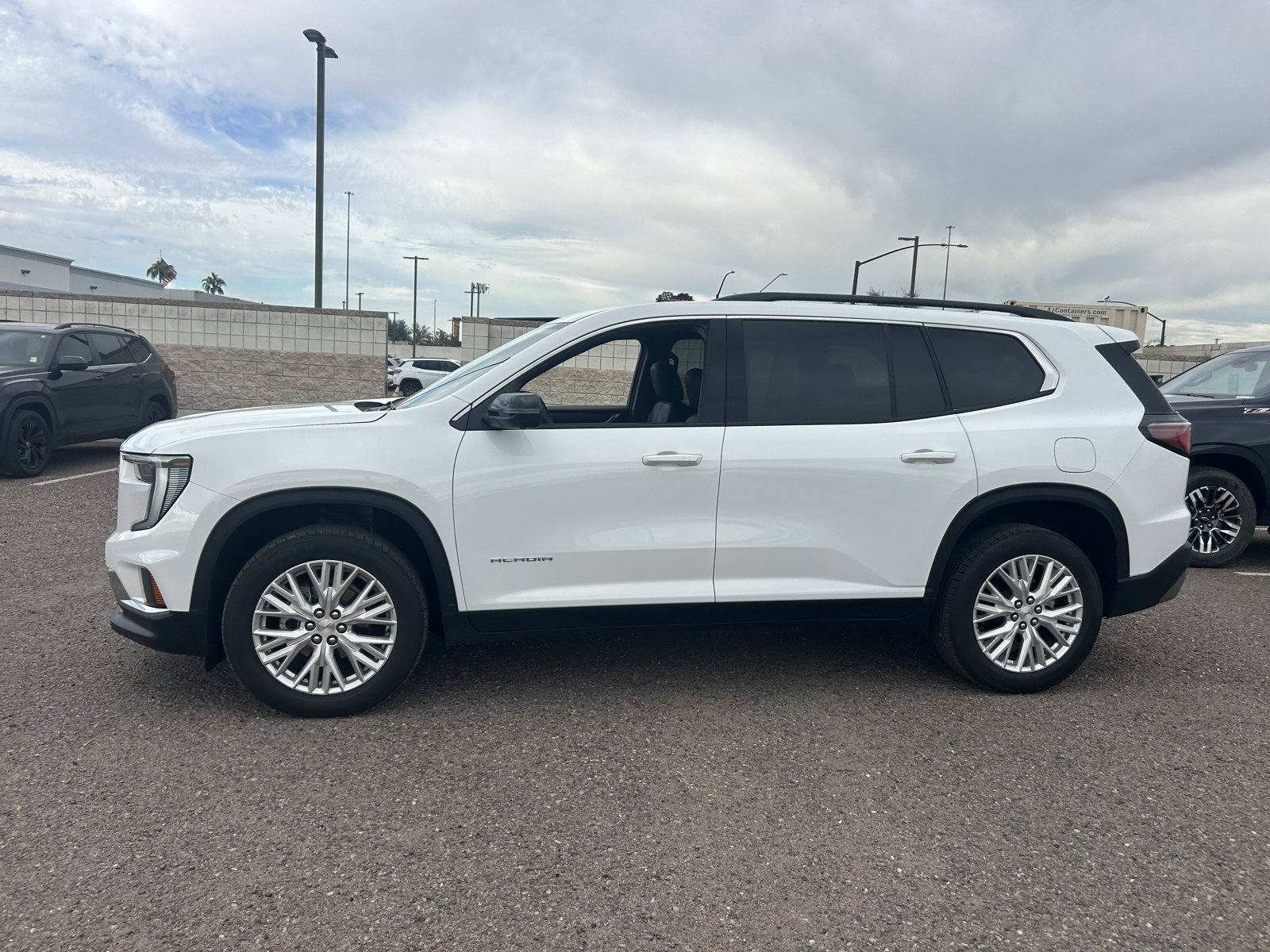 Used 2026 GMC Acadia Elevation w/ Elevation Premium Package FWD image 2