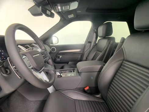 Used 2025 Land Rover Discovery Dynamic SE image 12