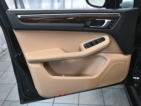 Used 2023 Porsche Macan AWD/4WD image 9