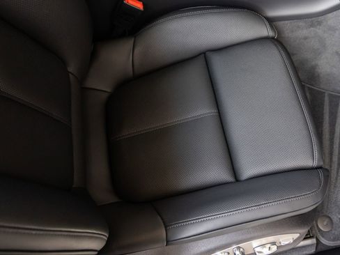 Certified 2026 Porsche Macan AWD/4WD image 43