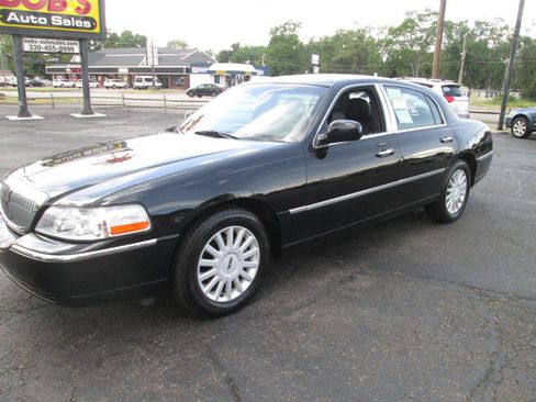 Used 2005 Lincoln Town Car Signature RWD image 5