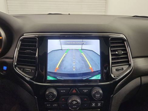 Used 2020 Jeep Grand Cherokee Altitude image 22