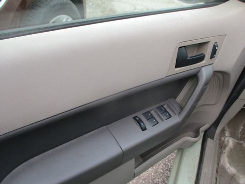 Used 2010 Ford Focus SE image 10