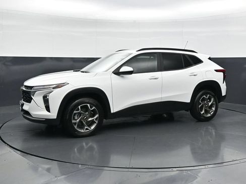 Used 2025 Chevrolet Trax LT FWD image 6