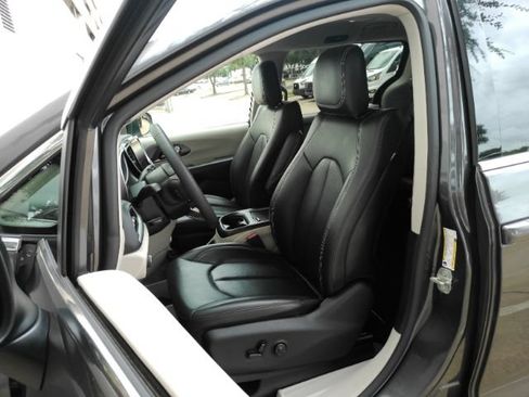 Used 2023 Chrysler Pacifica Touring-L FWD image 14