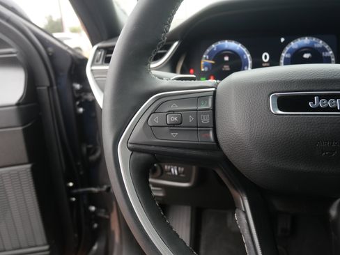 Used 2025 Jeep Grand Cherokee L Altitude image 13