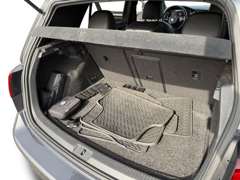 Used 2018 Volkswagen Golf R image 12