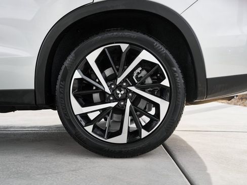 Used 2024 Mitsubishi Outlander SE image 8