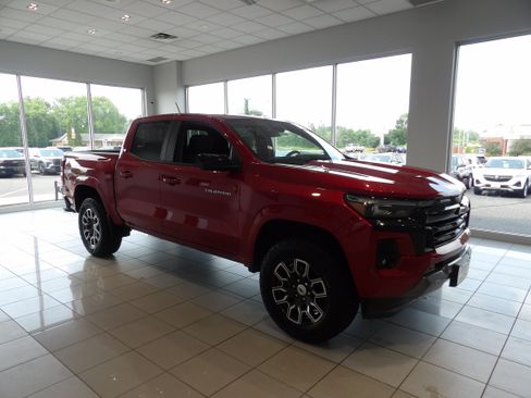 Used 2023 Chevrolet Colorado Z71 w/ Z71 Convenience Package 2 AWD/4WD image 3