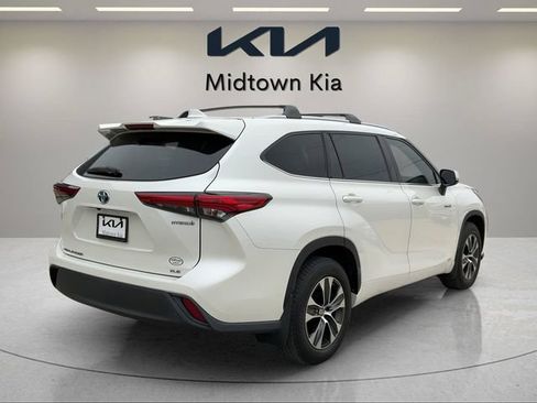 Used 2020 Toyota Highlander XLE AWD/4WD image 3