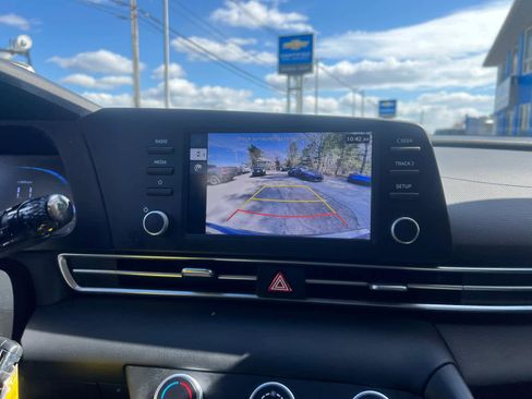 Used 2025 Hyundai Elantra SE image 27