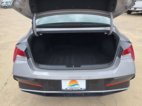 Used 2025 Hyundai Elantra SEL FWD image 21