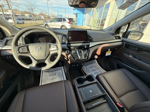 New 2026 Honda Odyssey Touring image 7