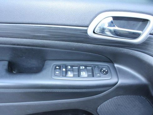 Used 2021 Jeep Grand Cherokee Laredo image 15