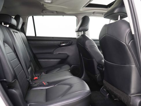 Used 2021 Toyota Highlander XLE AWD/4WD image 12