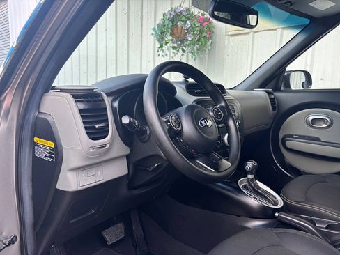 Used 2016 Kia Soul + FWD image 11