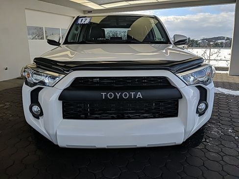 Used 2017 Toyota 4Runner SR5 Premium image 2