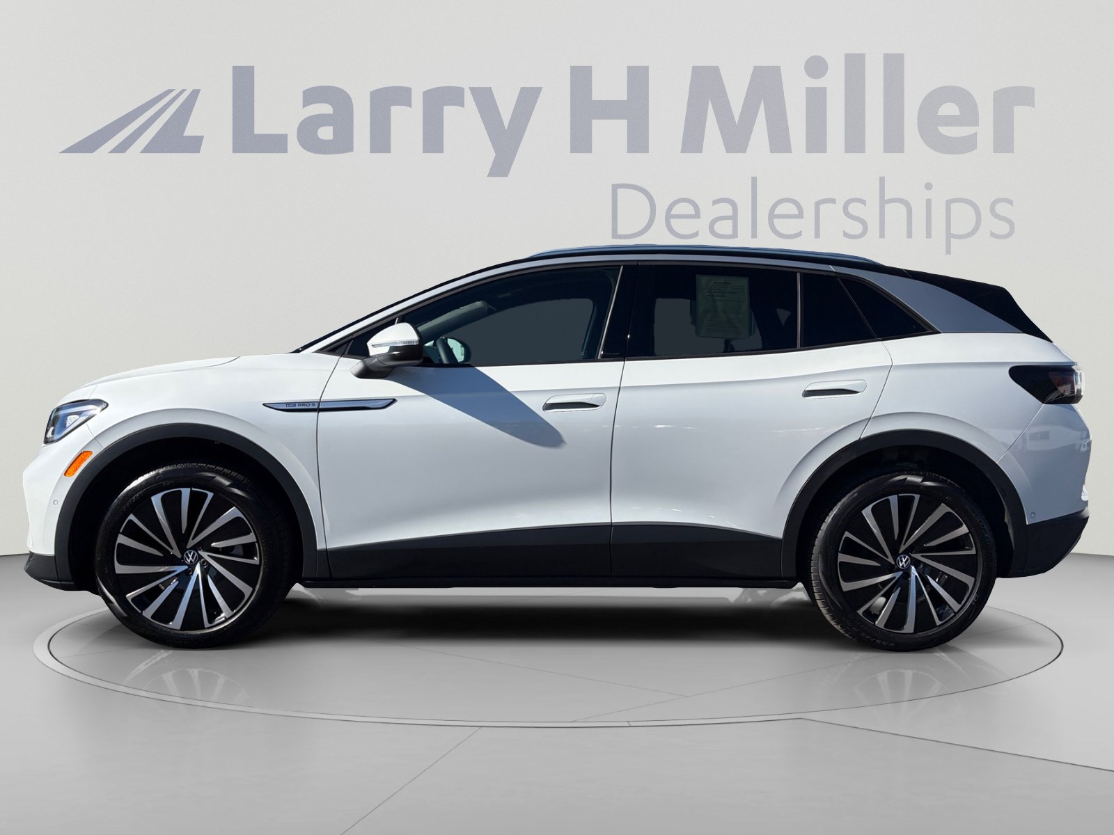 Used 2023 Volkswagen ID.4 Pro S Plus AWD/4WD image 2