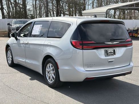 Used 2024 Chrysler Pacifica Touring-L image 11