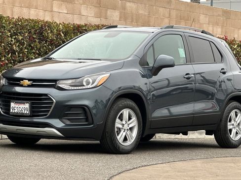 Used 2022 Chevrolet Trax LT w/ LT Convenience Package image 8