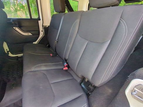 Used 2018 Jeep Wrangler Unlimited Sahara w/ Connectivity Group AWD/4WD image 28