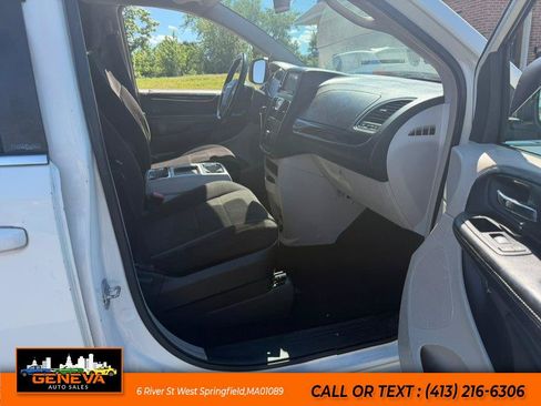 Used 2013 Chrysler Town & Country Touring FWD image 11