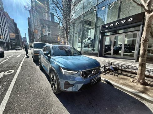 Certified 2024 Volvo XC40 B5 Core image 1