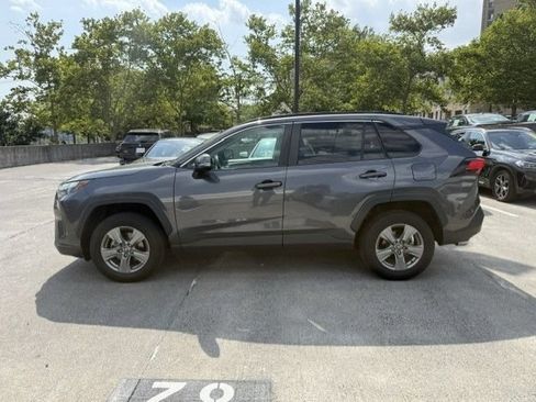 Used 2022 Toyota RAV4 XLE AWD/4WD image 5