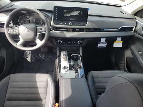 New 2025 Mitsubishi Outlander SE image 16