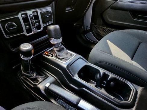 Used 2018 Jeep Wrangler Unlimited Sahara image 25