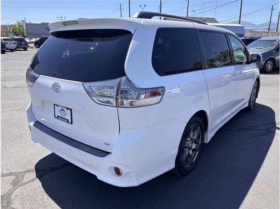 Used 2017 Toyota Sienna SE w/ SE Preferred Package FWD image 5