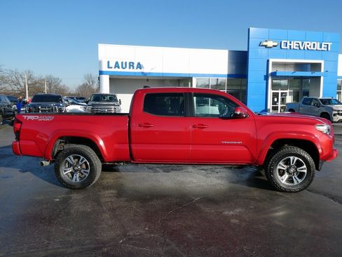 Used 2018 Toyota Tacoma TRD Sport image 4