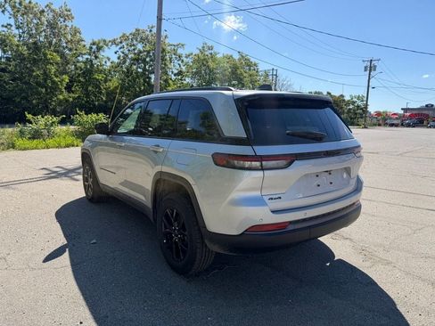 New 2026 Jeep Grand Cherokee Altitude AWD/4WD image 3