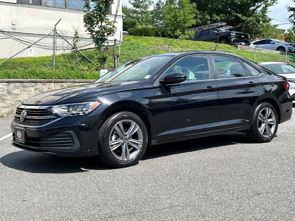 Used 2023 Volkswagen Jetta SE w/ Panoramic Sunroof Package FWD image 5