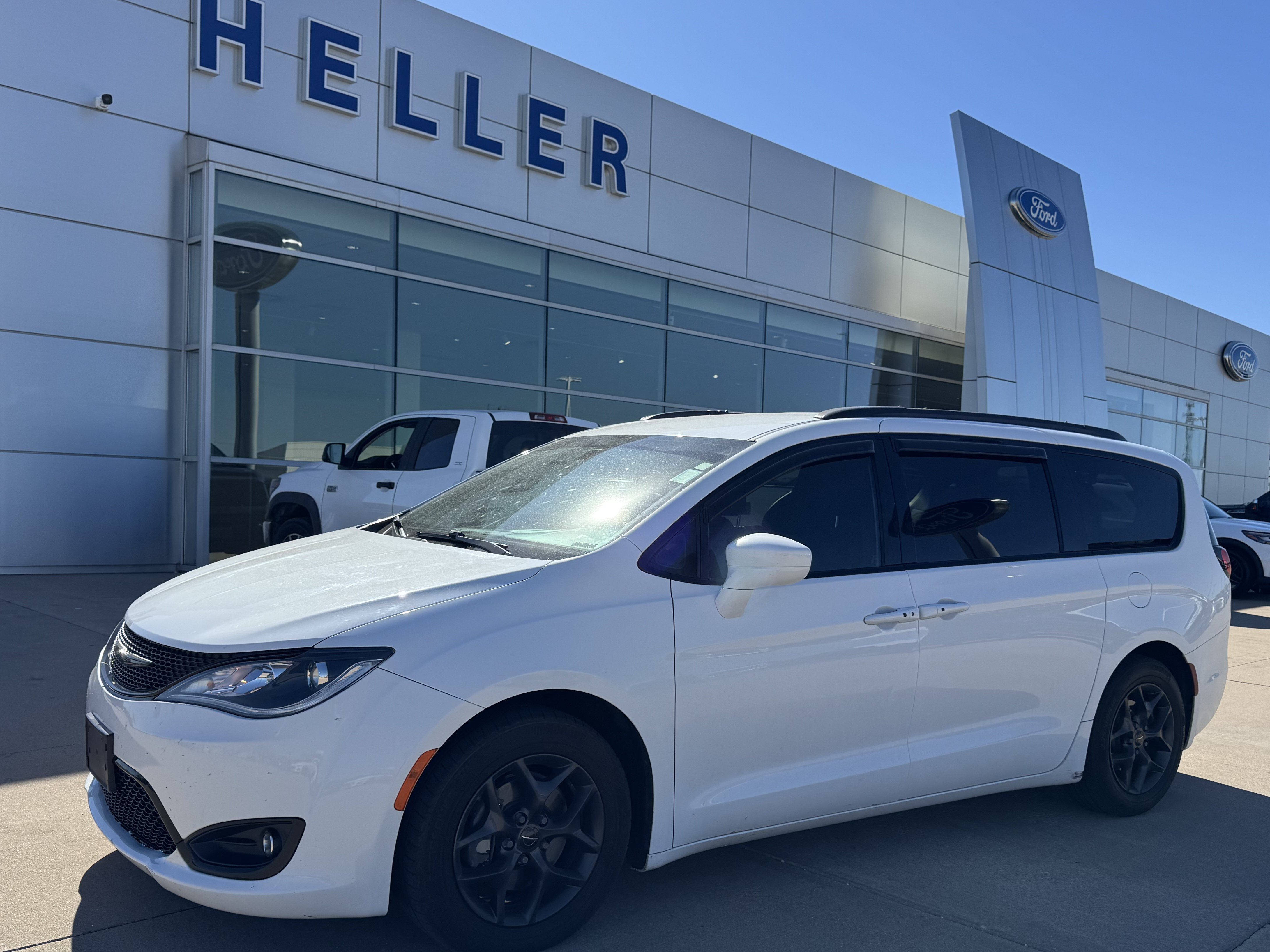 Used 2018 Chrysler Pacifica Touring-L w/ Premium Audio Group FWD image 3