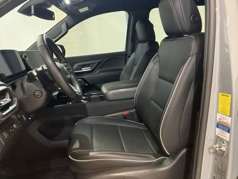 Used 2025 Chevrolet Silverado EV LT image 13