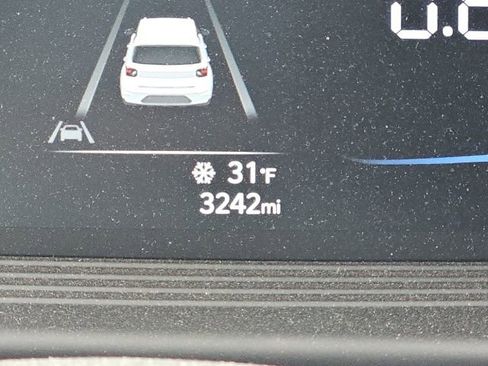 Used 2023 Hyundai Venue SEL image 34