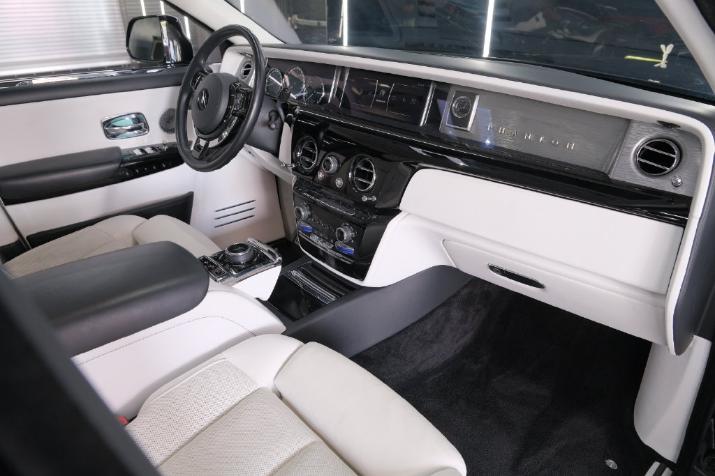 Used 2022 Rolls-Royce Phantom Sedan w/ The Phantom Package RWD image 29